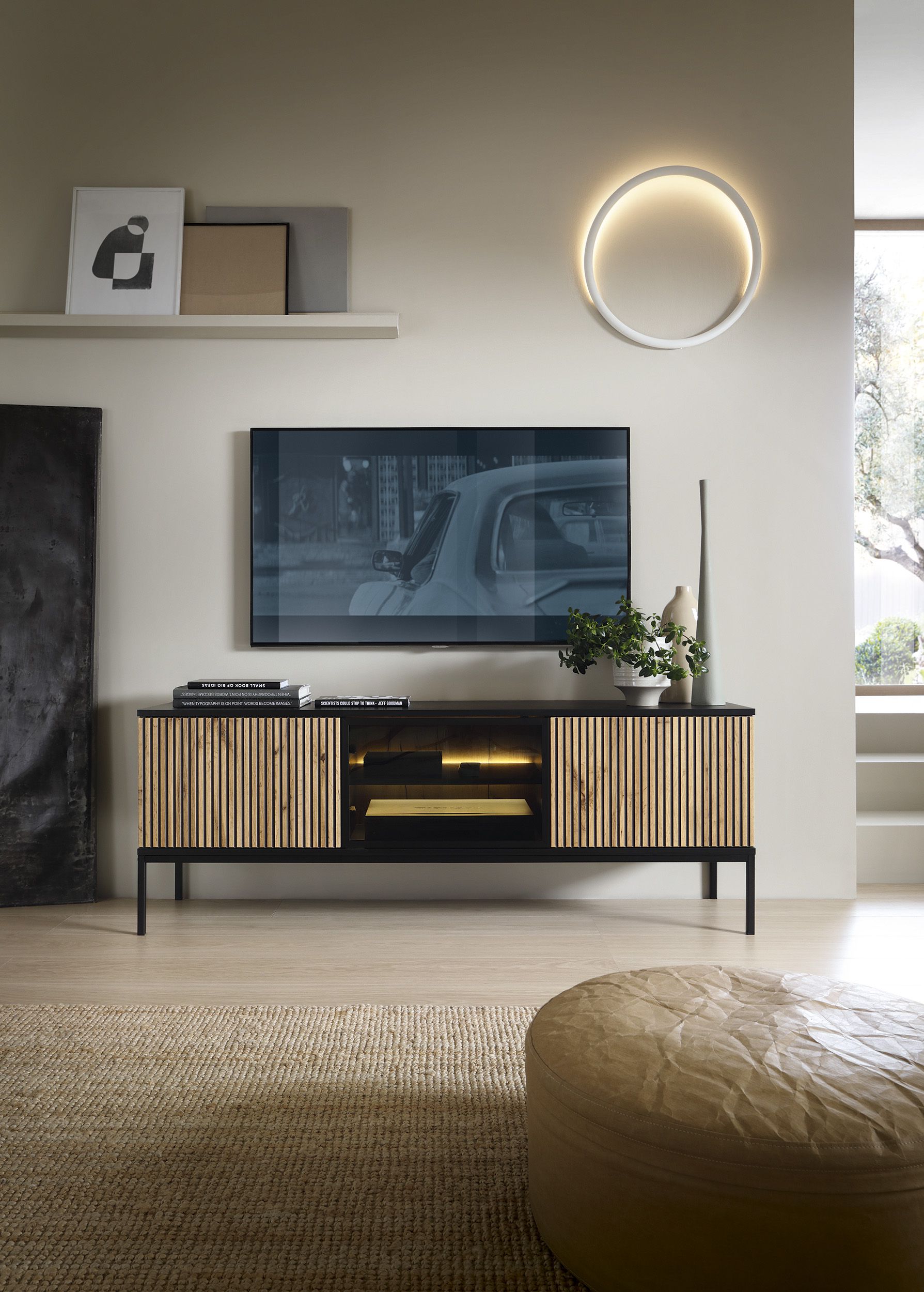 Eleganter TV-Unterschrank mit Push-to-open Funktion Chelmsford 02, Farbe: Schwarz / Eiche - Abmessungen: 56 x 154 x 39 cm (H x B x T)