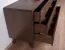 Schmale Kommode mit drei Schubladen Engordany 04 | Buche Vollholz massiv | lackiert | Farbe: Walnuss | Soft-Close-Funktion | für Wohnzimmer