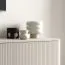 TV-Unterschrank | Kaschmir | 3 Kipptüren | 3 Fächer | Push-to-open Funktion | Maße: 200 x 40 x 54 cm | auf Beinen oder hängend montierbar | Lamellen Design