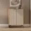 Schlichte Kommode | Eiche Cremona / Beige | Metallgriffe | 4 Fächer | 68,5 x 35 x 95 cm | 2 Einlegeböden | 2 Türen | für Wohnzimmer