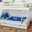 Weißes Stockbett für bis zu drei Kinder | unten 140x200 cm, oben 90x200 cm| Buche massiv | inkl. Rollroste Abbildung