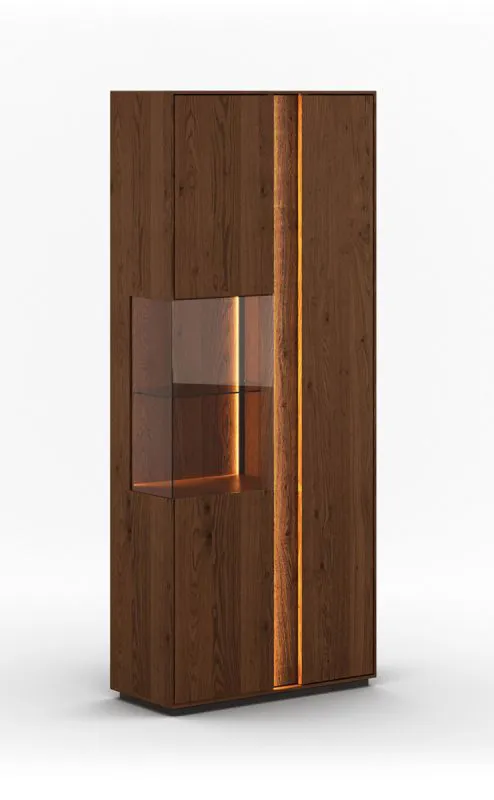 Breite Vitrine Sienne 03, Massivholz, in Tabacco geölt, Push-to-open Funktion, Maße: 205 x 84,5 x 37 cm, zwei Türen, inkl. LED-Beleuchtung, 11 Fächer