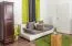 Vollholz-Kleiderschrank, Farbe: Nuss 190x47x60 cm Abbildung