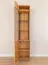 Vitrine Sienne 01 Türanschlag linksseitig, in Wildeiche geölt, 205 x 43 x 37 cm, 1 Tür, 5 Einlegeböden, 6 Fächer, Push-to-open System, Massivholz