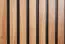 Vitrine Slatina 06, Farbe: Eiche / Schwarz, teilmassiv - Abmessungen: 146 x 91 x 45 cm (H x B x T)