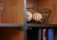 Vitrine Slatina 06, Farbe: Eiche / Schwarz, teilmassiv - Abmessungen: 146 x 91 x 45 cm (H x B x T)