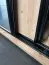 Kleiderschrank Mina 1 Meter breit mit Schiebesystem, Weiß/Schwarz gehalten, moderne Optik, viel Stauraum, Lamellen in Artisan Eiche, Anti Staubbürsten