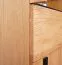 Vitrine Slatina 06, Farbe: Eiche / Schwarz, teilmassiv - Abmessungen: 146 x 91 x 45 cm (H x B x T)