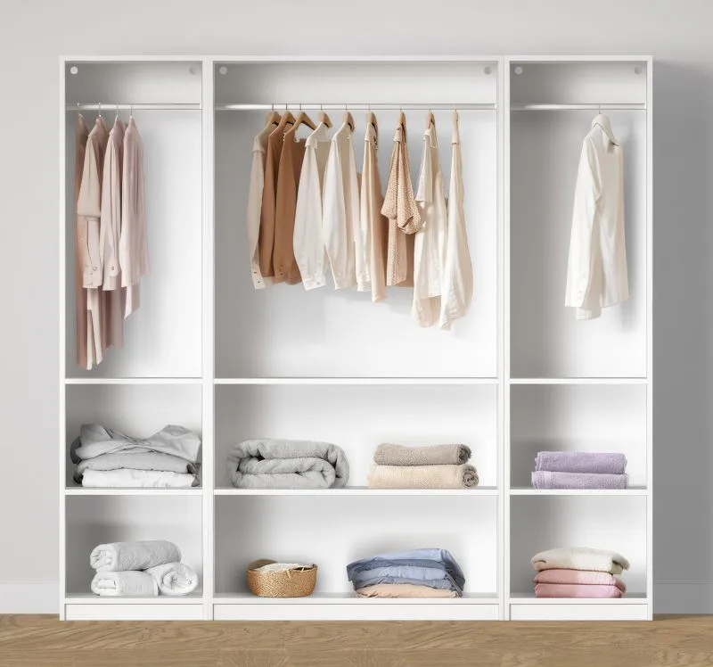 Offener Kleiderschrank | breit | 3 Kleiderstangen | Farbe: Weiß | 4 Fächer | Maße: 206 x 55 x 196 cm | einfaches Design | 6 Holzeinlegeböden | für Schlafzimmer