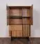 Vitrine Slatina 06, Farbe: Eiche / Schwarz, teilmassiv - Abmessungen: 146 x 91 x 45 cm (H x B x T)