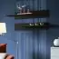 Hängende Wohnwand mit Kamin Hompland 115, Farbe: Schwarz / Weiß - Abmessungen: 170 x 260 x 40 cm (H x B x T), mit blauer LED-Beleuchtung